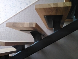 Лестница на монокосоуре с разворотной площадкой
